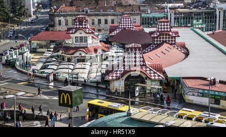 A Belgrado, in Serbia - una vista dall'altezza del mercato verde ZELENI VENAC (corona verde) e parte della città nei suoi dintorni con lo stesso nome Foto Stock