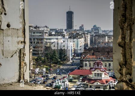 A Belgrado, in Serbia - una vista dall'altezza del mercato verde ZELENI VENAC (corona verde) e parte della città nei suoi dintorni con lo stesso nome Foto Stock