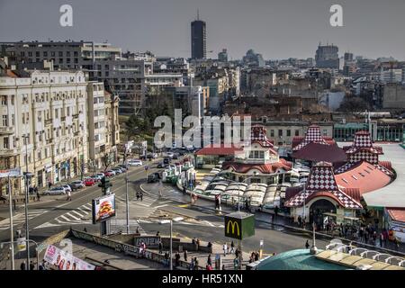 A Belgrado, in Serbia - una vista dall'altezza del mercato verde ZELENI VENAC (corona verde) e parte della città nei suoi dintorni con lo stesso nome Foto Stock