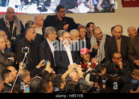 Noureddine Taboubi viene eletto come nuovo Segretario generale della Tunisia UGTT sindacali, dopo i lavori del XXIII Congresso del sindacato nel centro del paese. Al congresso, Naima Hammami è diventata la prima donna nella storia dell'UGTT a hol Foto Stock