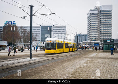 Il tram passa attraverso una coperta di neve Alexanderplatz di Berlino, Germania. Foto Stock