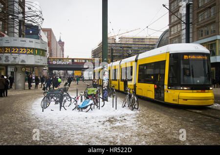 Il tram passa attraverso una coperta di neve Alexanderplatz di Berlino, Germania. Foto Stock