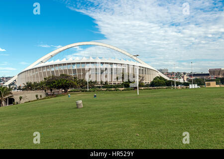 DURBAN, Sud Africa - 24 febbraio 2017: la mattina presto, verde prato contro Mosè Mabhida Stadium e il blu cielo nuvoloso sfondo in Durban, Sou Foto Stock