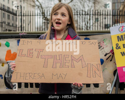 Lotta contro il razzismo i manifestanti si riuniscono di fronte a Downing Street per esigere che il governo sta dalle copie modifica e soddisfa la sua promessa per consentire ai bambini rifugiati nel Regno Unito. Londra 25 Feb 2017 Foto Stock