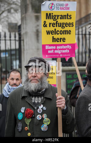 Lotta contro il razzismo i manifestanti si riuniscono di fronte a Downing Street per esigere che il governo sta dalle copie modifica e soddisfa la sua promessa per consentire ai bambini rifugiati nel Regno Unito. Londra 25 Feb 2017 Foto Stock