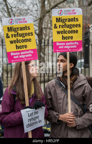 Lotta contro il razzismo i manifestanti si riuniscono di fronte a Downing Street per esigere che il governo sta dalle copie modifica e soddisfa la sua promessa per consentire ai bambini rifugiati nel Regno Unito. Londra 25 Feb 2017 Foto Stock