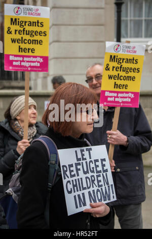 Lotta contro il razzismo i manifestanti si riuniscono di fronte a Downing Street per esigere che il governo sta dalle copie modifica e soddisfa la sua promessa per consentire ai bambini rifugiati nel Regno Unito. Londra 25 Feb 2017 Foto Stock