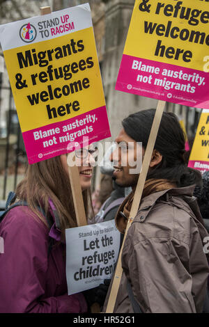 Lotta contro il razzismo i manifestanti si riuniscono di fronte a Downing Street per esigere che il governo sta dalle copie modifica e soddisfa la sua promessa per consentire ai bambini rifugiati nel Regno Unito. Londra 25 Feb 2017 Foto Stock