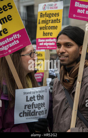 Lotta contro il razzismo i manifestanti si riuniscono di fronte a Downing Street per esigere che il governo sta dalle copie modifica e soddisfa la sua promessa per consentire ai bambini rifugiati nel Regno Unito. Londra 25 Feb 2017 Foto Stock