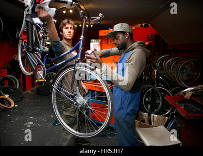 La riparazione di biciclette workshop ad Amsterdam Foto Stock