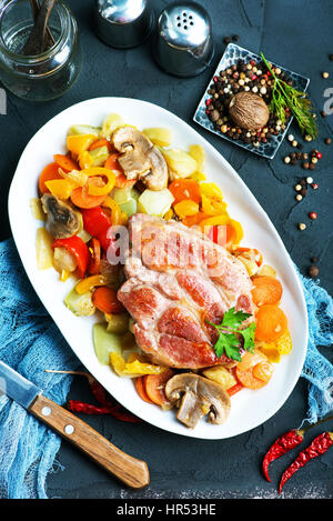 Fritti di carne con verdure sulla piastra e su una tavola Foto Stock