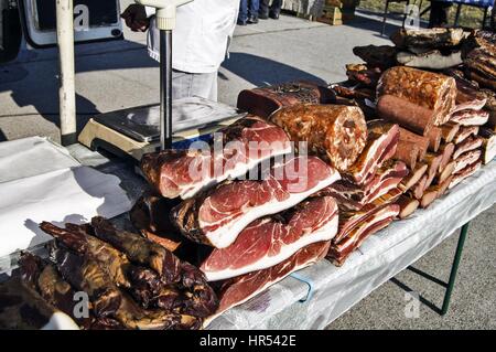In casa la pancetta, prosciutto e i prodotti esposti per la vendita. Foto Stock
