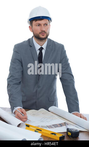 Bloccato su idee. Studio verticale colpo di un maschio maturo imprenditore architetto indossando hardhat guardando lontano premurosamente mentre si lavora su un piano di costruzione Foto Stock