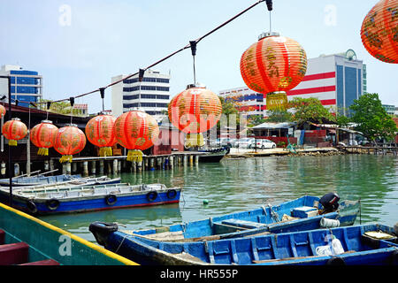 Masticare Jetty Penang, Malaysia con le lanterne cinesi, turistico e Asia Turismo Pulau Pinang kopitiam Foto Stock