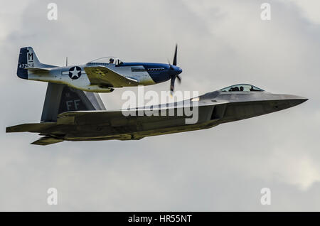 US Air Force Heritage Flight of F22 Raptor Stealth Fighter e North American P51 Mustang al Flying Legends Air Show all'IWM Duxford Foto Stock