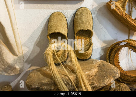 Una coppia di " espadrilles ", fatta di sparto, halfah, di erba o di erba sparto nel museo etnologico Mijas, Andalusia, Spagna Foto Stock