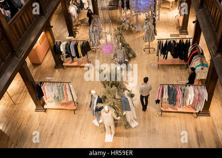 Libertà di interni con i clienti. La libertà è una storica iconico Luxury department store in Great Marlborough Street nel West End di Londra, Regno Unito Foto Stock