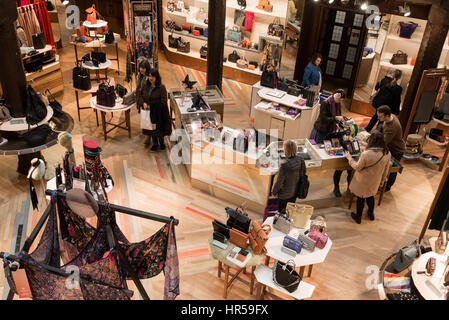 Libertà di interni con i clienti. La libertà è una storica iconico Luxury department store in Great Marlborough Street nel West End di Londra, Regno Unito Foto Stock