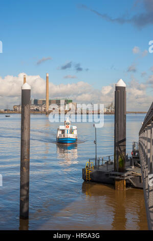 Il tilbury ferry avvicinando la città pier a gravesend. con il vecchio tilbury power station in background. (Demolita 2019) Foto Stock