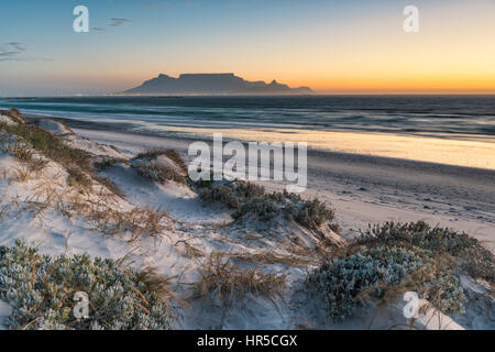 Vista della Table Mountain al tramonto dalla grande baia, Bloubergstrand, Cape Town, Sud Africa Foto Stock