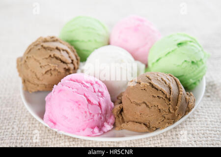 Un assortimento di gelati scoop sulla piastra. Foto Stock