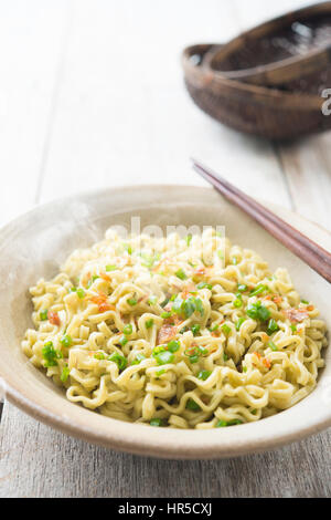 Cucinate gustose Asian Dried Noodles con bacchette sul tavolo di legno. Foto Stock