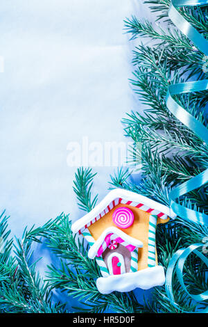 Sfondo di natale con evergreen ramo di abete e casa Foto Stock