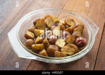 Appena cotta al forno patate bambino su un tavolo di legno. Foto Stock