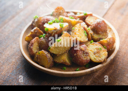 Appena cotta al forno baby deliziose patate sul tavolo di legno Foto Stock