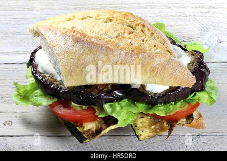 Stuzzicanti rotolo con verdure alla griglia su sfondo di legno Foto Stock