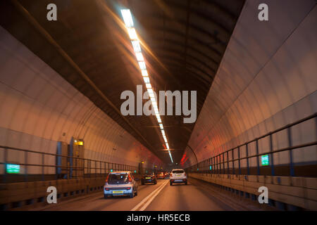 Dartford Tunnel, Inghilterra, Regno Unito che attraversa il tunnel con luci auto Foto Stock