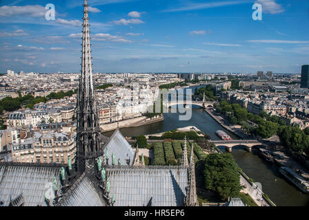 Cityscape fotografata dalla cima della cattedrale di Notre Dame, con il fiume Sicena, a Parigi, Francia Foto Stock