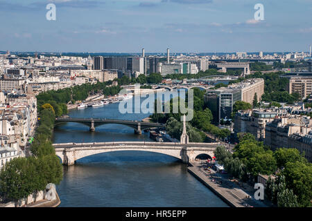 Cityscape fotografata dalla cima della cattedrale di Notre Dame, con il fiume Sicena, a Parigi, Francia Foto Stock