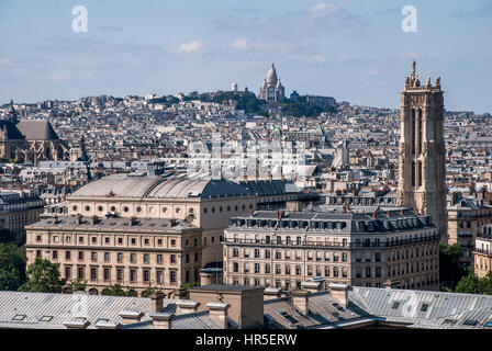 Cityscape fotografata dalla cima della cattedrale di Notre Dame di Parigi, Francia Foto Stock