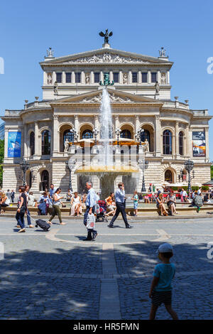 L'Alte Oper (antico teatro dell'Opera) di Francoforte, in Germania. Foto Stock