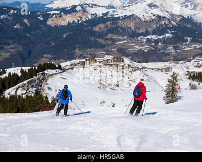 Gli sciatori sciare sul red eseguire marmotte in Gran Massiccio ski area delle Alpi francesi sopra Samoens, Haute Savoie, Rhone-Alpes, in Francia, in Europa. Foto Stock