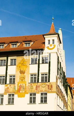 Ornato affresco sulla facciata di un edificio storico nel centro storico. Hauptmarkt Square, Norimberga, Baviera, Germania, Europa Foto Stock