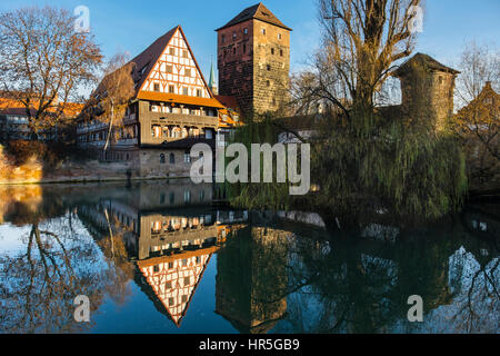 Xv secolo Weinstadle edificio con travi di legno e Henkersteg o impiccato il ponte sul fiume Pegnitz. Norimberga, Baviera, Germania Foto Stock