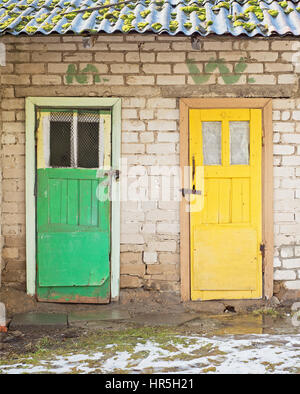 L uomo e la donna bagni uotside in inverno Foto Stock