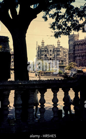 Bombay, Mumbai, nel 1962. An der Mukherjee Chowk Verkehrsinsel im Bombay der frühen sechziger Jahre. Foto Stock