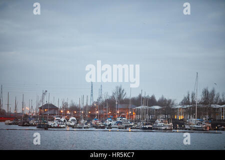 Al mattino la luce opaco barche mored un ormeggio in Preston Marina conca di Edward Dock Ashton-su-Ribble Docklands Riversway, Lancashire, Inghilterra, Regno Unito Foto Stock