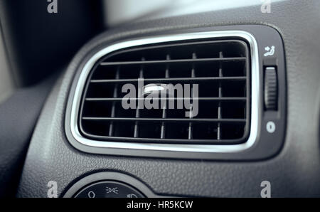 Auto aria condizionata. Il flusso di aria all'interno dell'auto. Dettaglio interno della vettura Foto Stock