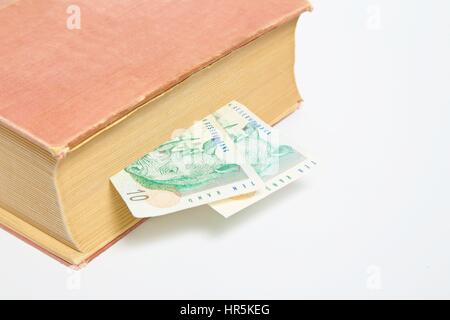 Rand Sudafricano nel libro isolato su bianco Foto Stock