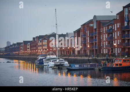 Al mattino la luce opaco barche mored un ormeggio in Preston Marina conca di Edward Dock Ashton-su-Ribble Docklands Riversway, Lancashire, Inghilterra, Regno Unito Foto Stock