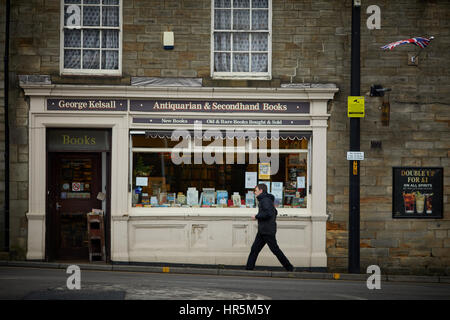 Tradizionale indipendente small business di antiquario di seconda mano libri stop Littleborough, Rochdale, Lancashire, Inghilterra, Regno Unito. Foto Stock