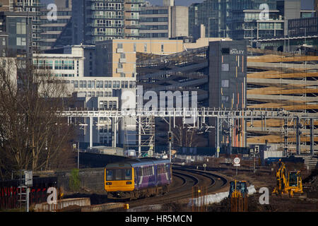 Un Nord 142 pacer arresto locale treno DMU avvicinando Manchester Victoria stazione ferroviaria, England, Regno Unito Foto Stock