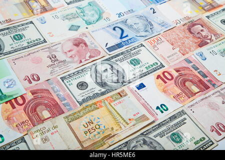 Sfondo dalla carta moneta dei diversi paesi. Dollari Americani in medio Foto Stock