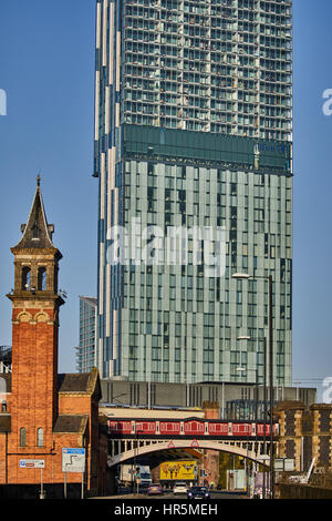 Giornata di sole blu cielo Bentham tower 47 piani di utilizzo misto grattacielo a Manchester in Inghilterra. Completato nel 2006 Foto Stock