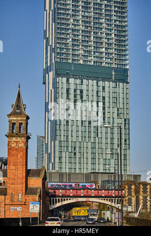 Giornata di sole blu cielo Bentham tower 47 piani di utilizzo misto grattacielo a Manchester in Inghilterra. Completato nel 2006 Foto Stock