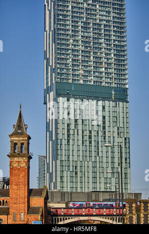 Giornata di sole blu cielo Bentham tower 47 piani di utilizzo misto grattacielo a Manchester in Inghilterra. Completato nel 2006 Foto Stock